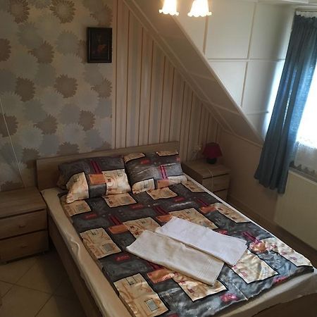 Hotel Csini Panzió Drinkbár Gyál Esterno foto