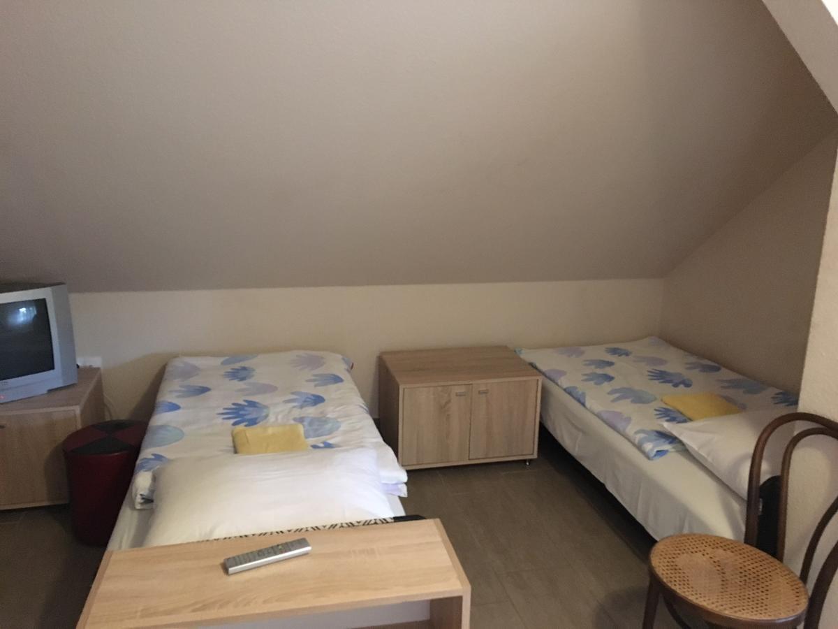 Hotel Csini Panzió Drinkbár Gyál Esterno foto
